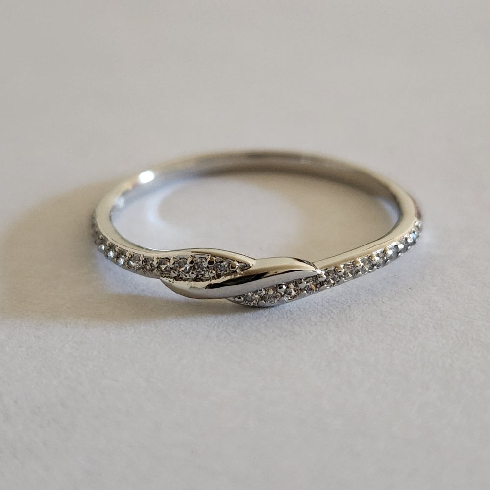 New 18K White Gold Plated Diamond Twist Band Ring for Women